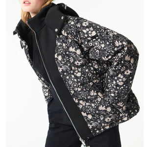 เสื้อแจ็คเก็ตพัฟเฟอร์ลายบาติกพิมพ์ลายดอกไม้สีดำและสีเบจสำหรับผู้ชายและผู้หญิง พร้อมโลโก้แบบกำหนดเอง และฮู้ดนีโอพรีนแบบถอดได้ - Product Image 1