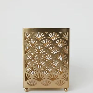 Porte-bougie en métal élégant, conçu pour la décoration de table moderne, avec un look sophistiqué et un effet de lumière douce. - Product Image 1