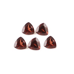 Pierre rouge calibrée en vrac en forme de trillion de grenat naturel du Mozambique pour la fabrication de bijoux pierres précieuses artisanales - Product Image 1
