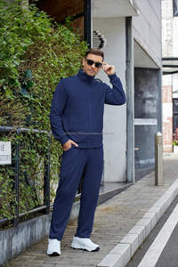 Conjunto Deportivo Personalizado de Poliéster y Elastano de 320 g/m² para Hombre, Sudadera con Capucha Ajustada y Pantalones Jogger, Color Verde Oliva Sólido, Logotipo Serigrafiado, Ropa de Entrenamiento - Product Image 4