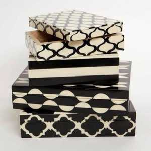 Caja de joyería cuadrada de resina con diseño floral y Mariposa Negra de calidad superior hecha a mano, producto de madera y bambú a la venta - Product Image 2