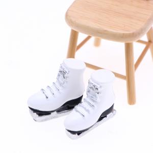 Nouveauté : Mini patins à <span class=keywords><strong>glace</strong></span> en résine 1:12, accessoires pour maison <span class=keywords><strong>de</strong></span> poupée, modèle décoratif <span class=keywords><strong>de</strong></span> Noël, jouets <span class=keywords><strong>de</strong></span> patinage - Product Image 5