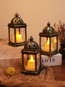 Lanterne en fer vintage pour la décoration d'événements avec bougeoir et style design traditionnel - Product Image 3