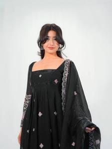 Ensemble de luxe en gros : Lehenga Choli noir en soie brodé de sequins lourds, robe longue et pantalon palazzo pour mariage indien et pakistanais - Product Image 3