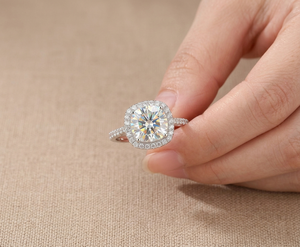 Anillo de Compromiso con Diamante Cultivado en Laboratorio de Corte Ovalado de 3 Quilates, Estilo Vintage, Oro Blanco de 10K, Halo con Pavé - Product Image 1