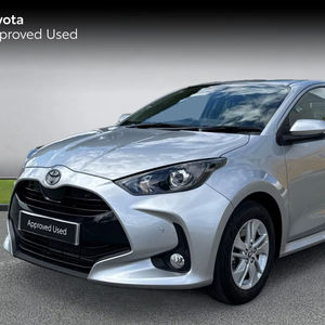 <span class=keywords><strong>Toyota</strong></span> <span class=keywords><strong>Yaris</strong></span> <span class=keywords><strong>1.5</strong></span> Híbrido <span class=keywords><strong>Active</strong></span> AT – Plateado, modelo 2022 con bajo kilometraje, excelente estado, vehículo de flota europea, disponible para exportación - Product Image 1