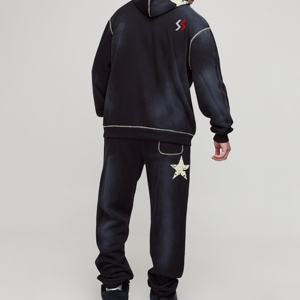 ชุดเซ็ตฮู้ดดี้พิมพ์ลายลำลองสไตล์สตรีทแวร์สำหรับฤดูหนาว  กางเกงขายาวทรงบานผ้าฟลีซคอตตอนสำหรับผู้ชาย  รับผลิตตามแบบของลูกค้าพร้อมสกรีนโลโก้จากผู้ผลิต OEM - Product Image 2