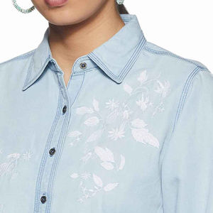 Camisa vaquera para mujer hecha por un fabricante profesional de último diseño, Camisa vaquera estampada de fábrica de alta calidad, diseño adecuado para mujer - Product Image 5