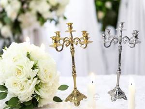 "Elégant candélabre à 3 bras en laiton avec bougies blanches parfait pour créer une ambiance festive ou romantique" - Product Image 4