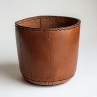 Pot en cuir artisanal miniature fait pour des écrans verts silencieux avec une finition douce et une coloration naturelle douce