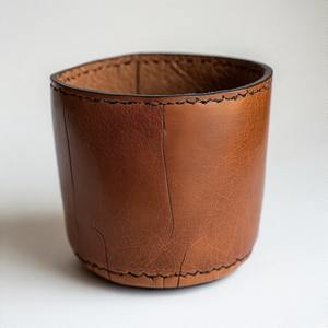 Pot en cuir artisanal miniature fait pour des écrans verts silencieux avec une finition douce et une coloration naturelle douce - Product Image 6