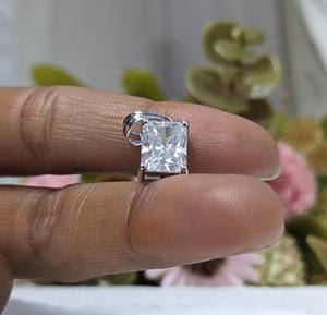 Pendentif de mariage classique en moissanite taille radiant de 2,50 carats (sans chaîne), bijoux en or blanc/jaune massif 10 carats pour femmes - Product Image 4