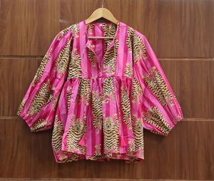 Kyra Top Dress Mini vestido Tigre bloque estampado túnica Top cuello profundo con cuerda más cerca - Product Image 3