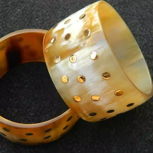 Bracelet en corne de buffle naturelle de couleur corne, écologique, poli, de haute qualité, moderne, rond, pour les occasions de cadeaux - Product Image 1