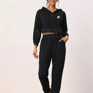 Conjunto de Top Corto y Pantalones Deportivos a Juego con Cintura Elástica y Sensación Acogedora, Hecho en Pakistán - Product Image 3