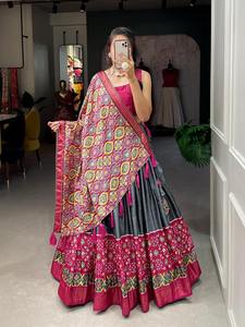 ชุดคอลเล็คชั่นปาร์ตี้แบบพรีเมี่ยมที่ได้รับความนิยมมากที่สุดเสื้อ dola Silk lehenga choli กับ dupatta พิมพ์ลายและฟอยล์ส่งออกจากอินเดีย - Product Image 3