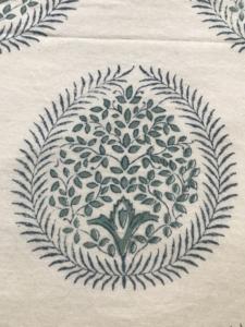 ผ้าฝ้ายพิมพ์ลายด้วยมือ ลายต้นไม้แห่งชีวิตแบบดั้งเดิมของอินเดีย โทนสีเขียวเซจและสีคราม - Product Image 2