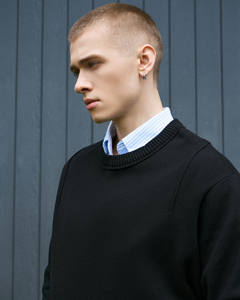 เสื้อสเวตเตอร์ถักแขนยาวผ้าเรยอนสำหรับผู้ชาย ระบายอากาศได้ดี สวมใส่สบาย ทรงหลวม มีโลโก้ที่ด้านหลังคอ ผลิตโดย Routine Vietnam - Product Image 5