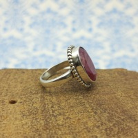 Pierre précieuse de rubis teintée Beatiful Dainty Rava Work Bague artisanale en argent sterling 925 Bague en corindon de rubis