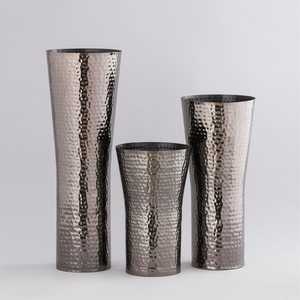 La serie Artisan Metal Vase es perfecta para los planificadores de eventos de hoteles de lujo o diseñadores de interiores con este jarrón de metal disponible - Product Image 4