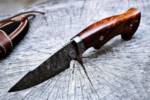 Cuchillo de caza Bowie de acero de Damasco hecho a mano personalizado mango de madera rosa con funda compatible con OEM - Product Image 5