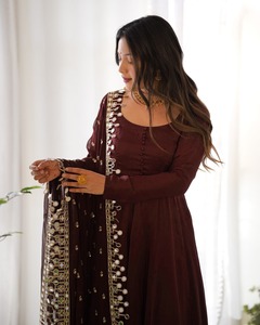 Robe Anarkali de haute qualité en tissu respirant pour femmes, élégante et de dernière conception, pour les options de fête et de mariage - Product Image 4