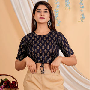 Blusa negra de algodón con bordado floral dorado, cuello redondo y mangas cortas para un estilo diario fácil, corte relajado y regular en tallas L y XL. - Product Image 1