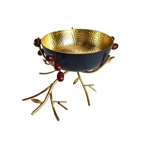 Cuenco clásico de metal pulido multiusos para servir ensaladas, aperitivos o mezclar ingredientes con un toque moderno - Product Image 1