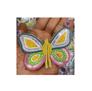 Brincos para mulheres com desenho de borboleta bordados à mão com miçangas do exportador e fabricante indiano