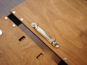DIVRIS DRL-203 Porta Menús de Madera Color Marrón Claro con Remaches de Latón, Capacidad para Múltiples Páginas, para Restaurantes y Hoteles - Product Image 2