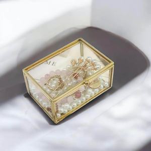 Boîte à bagues en verre au design de luxe Organisateur de bijoux en verre et métal avec cadre polonais doré pour les fiançailles de mariage d'anniversaire - Product Image 2