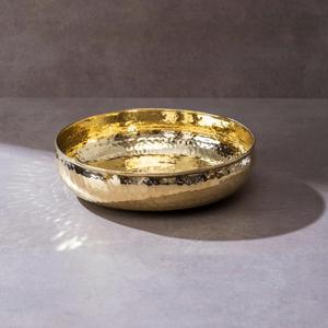 Bol de service en laiton de style vintage traditionnel avec finition martelée, idéal pour les buffets de mariage indiens ou la présentation de nourriture festive - Product Image 1