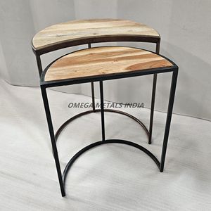 Tables gigognes chics et fonctionnelles avec un design unique en forme de demi-lune, fabriquées en bois et en métal de qualité pour les intérieurs contemporains - Product Image 3