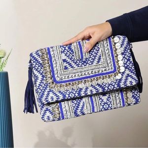 Sacs perlés Banjara Boho légers avec broderie de perles, pompons et décorations florales – Accessoire de mode élégant avec doublure en PVC - Product Image 5