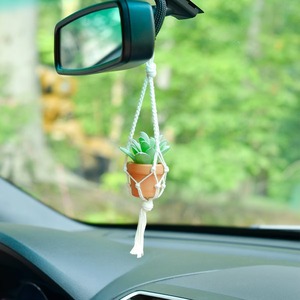 Mini colgador hecho a mano para plantas de coche de macramé, accesorios colgantes para espejo de coche con flor artificial y maceta a precio mayorista - Product Image 1