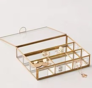 Boîte à bijoux écologique en laiton et verre, design géométrique élégant avec cadre doré, design artistique pour décoration moderne et traditionnelle, rangement de bijoux - Product Image 2
