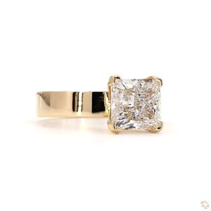 Bague solitaire unisexe Aniva en diamant de culture certifié IGI, or jaune 14 carats, taille princesse, sertie à quatre griffes, bande large, élégante - Product Image 2