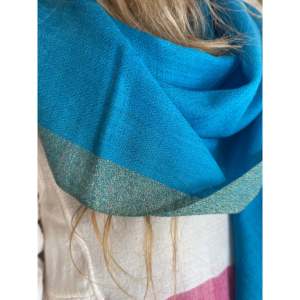 Bufanda y chal étnico de lana azul cielo con bordado Zari - Product Image 3