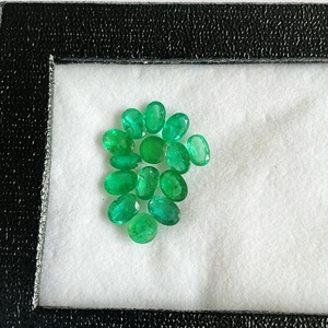 Boucles d'oreilles émeraude exceptionnelles à haute brillance Belles pierres précieuses de qualité AAA vertes naturelles pour la fabrication de bijoux avec certificat IGI - Product Image 4