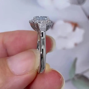 แหวนเพชรแล็บ 2 กะรัต สีฟ้าสดใสทรงเรเดียนท์ ทรงบาแก็ตต์ ประดับด้วยเพชรสามเม็ด วงแหวนทอง 14K ชุบโรเดียม ได้รับการรับรองจาก IGI สำหรับผู้หญิง - Product Image 2