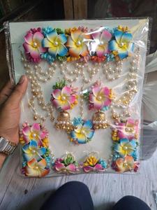 Accesorios Haldi Mehendi del sur de Asia con perlas, conjunto previo a la boda, ceremonia, conjunto de joyería nupcial Floral amarillo y blanco hecho a mano - Product Image 5