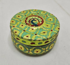 Vente en gros de petites boîtes de rangement en métal décoratives Meenakari avec design paon pour mariage et retour de cadeaux - Product Image 4