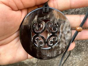 Collar étnico con colgante de cuerno de búfalo natural de estilo africano al mejor precio y venta al por mayor - Product Image 3