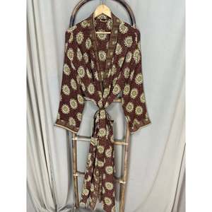 Robe de plage vintage chic bohème pour femme en soie de sari recyclée, idéale pour les tenues de villégiature, kimono Gypsy House pour la détente et les tenues de bain. - Product Image 5