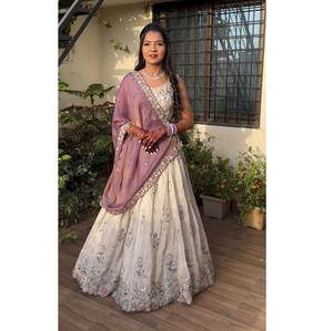 Tela de Chinon suave de alta calidad Trabajo pesado Lehenga Choli con bordado a mano y Gold Crush Dupatta para uso en fiestas y bodas - Product Image 1