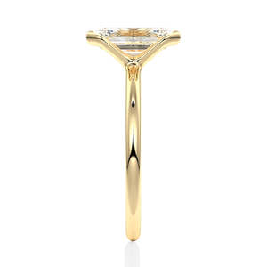 Bague en or 18 carats avec diamant solitaire en moissanite taille émeraude, élégante bague en moissanite - Product Image 2