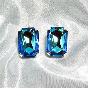 Boucles d'oreilles à levier rectangulaire bleu cristal Crystal Ocean Delite 27mm par 18mm élégant bijoux faits à la main cadeau pour elle - Product Image 1