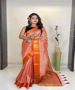 Saree de mariée en velours avec dentelle et détails floraux - Product Image 1