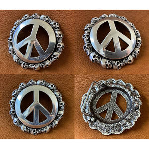 Boucle de ceinture unique en forme de crâne avec inscription de signe de la paix antique - Product Image 1