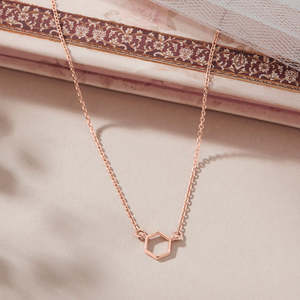 Collar Moderno de Cadena Figaro Dorada con Colgante de Corazón Geométrico y Perla de Agua Dulce - Product Image 1